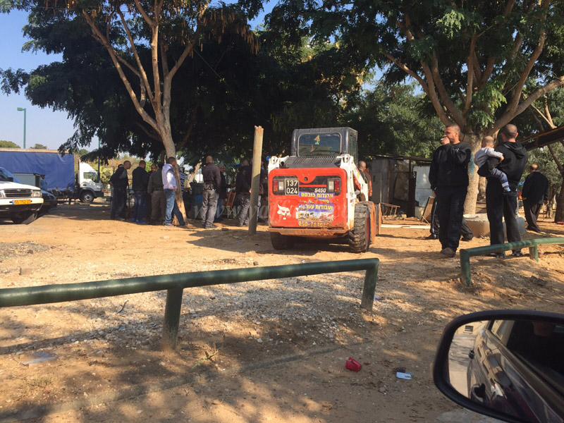 بالفيديو: جرافات البلدية تهدم اسطبل للخيول في مدينة يافا بمرافقة الشرطة 